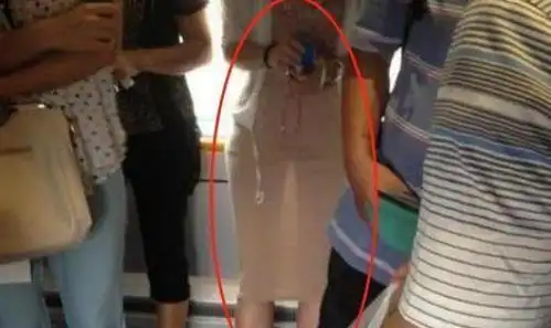 妹子穿这么紧的裙子出门,你不尴尬吗?长点心吧!