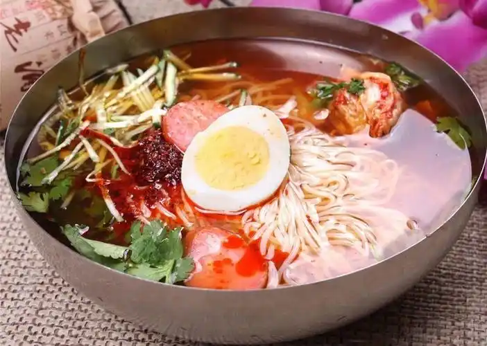 夏天的傍晚,来上一碗清透的冷面,这一天的热气都能消散一半儿.