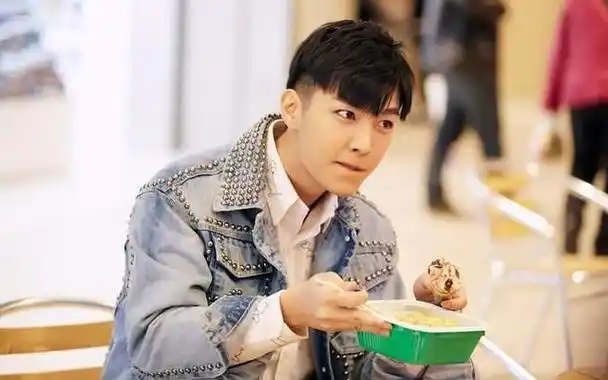 现在他处于一种墙倒众人推的状态,他的前男友站出来控诉炎亚纶的渣男