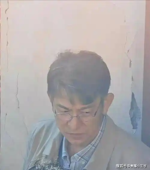 62岁刘德华近照老态龙钟?满头白发,啤酒肚抢镜,天王也老了!