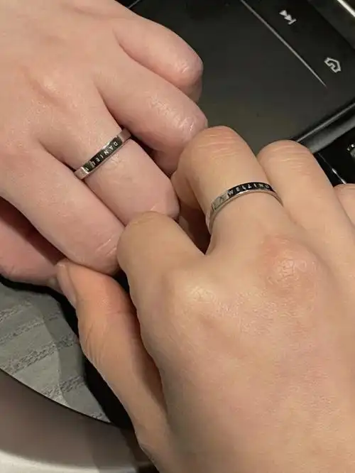 dw情侣戒指在一起的第二对戒指