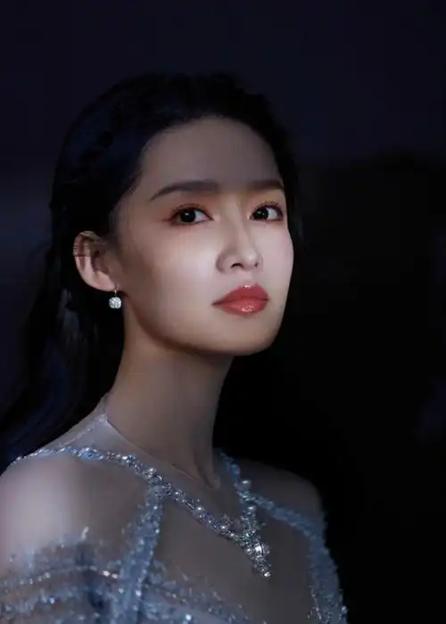 李沁gq好像来自深海的公主##李沁盛典水镜粼光大片