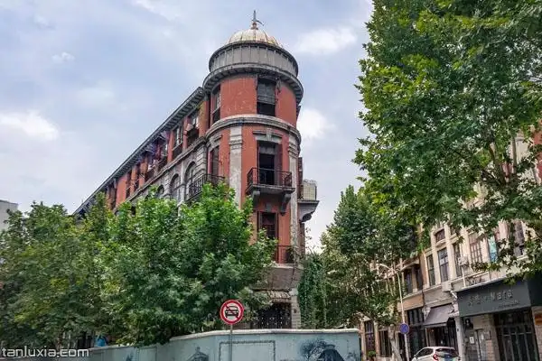 关于巴公房子正面