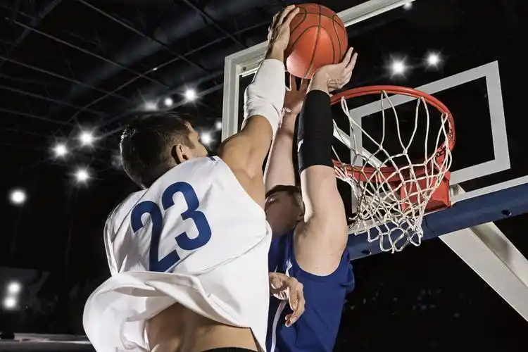 投蓝的运动男人