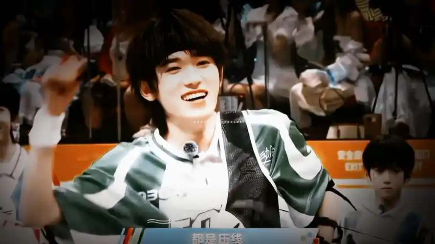 【宋亚轩】(保时捷)(下车)(叼玫瑰花)(扎嘴)(强忍)(推墨镜)(靠墙)