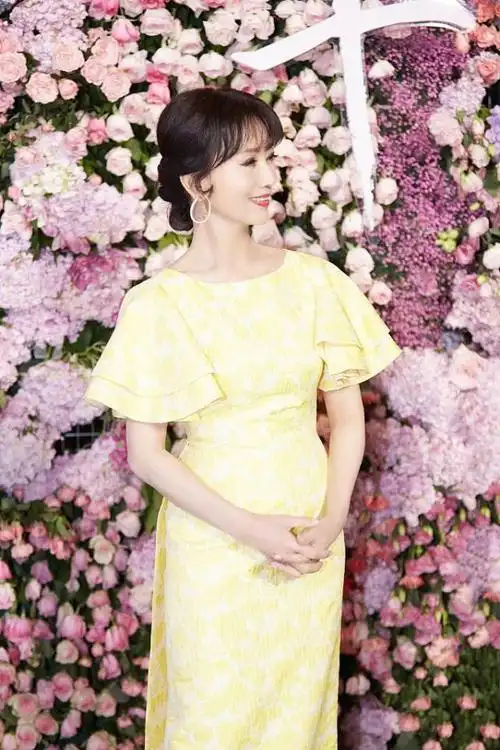 赵雅芝真是没有奶奶样穿身黄色碎花裙扮嫩太成功哪像70后