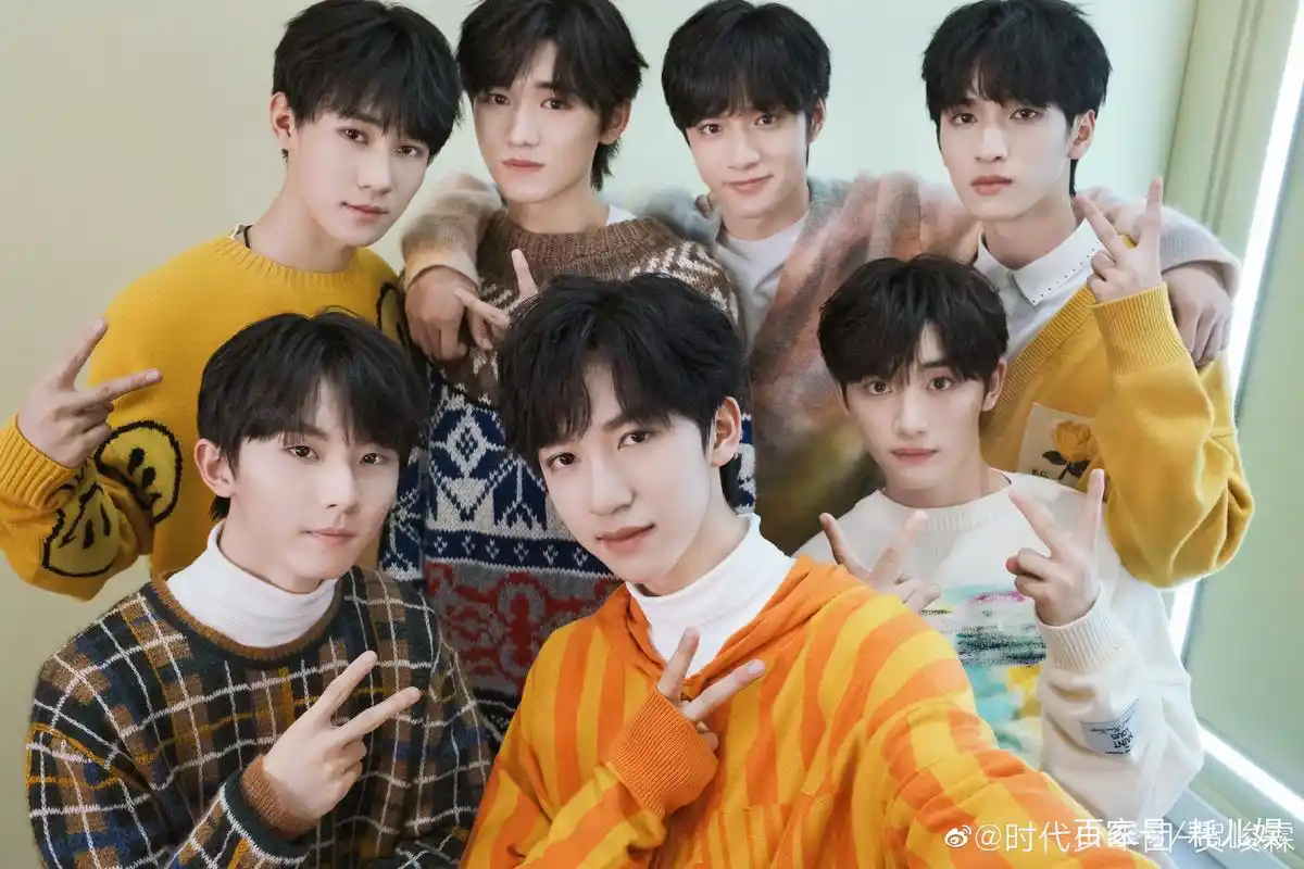 tnt时代少年团纪念出道2周年,晒各自c位大合照,有两人文案类似