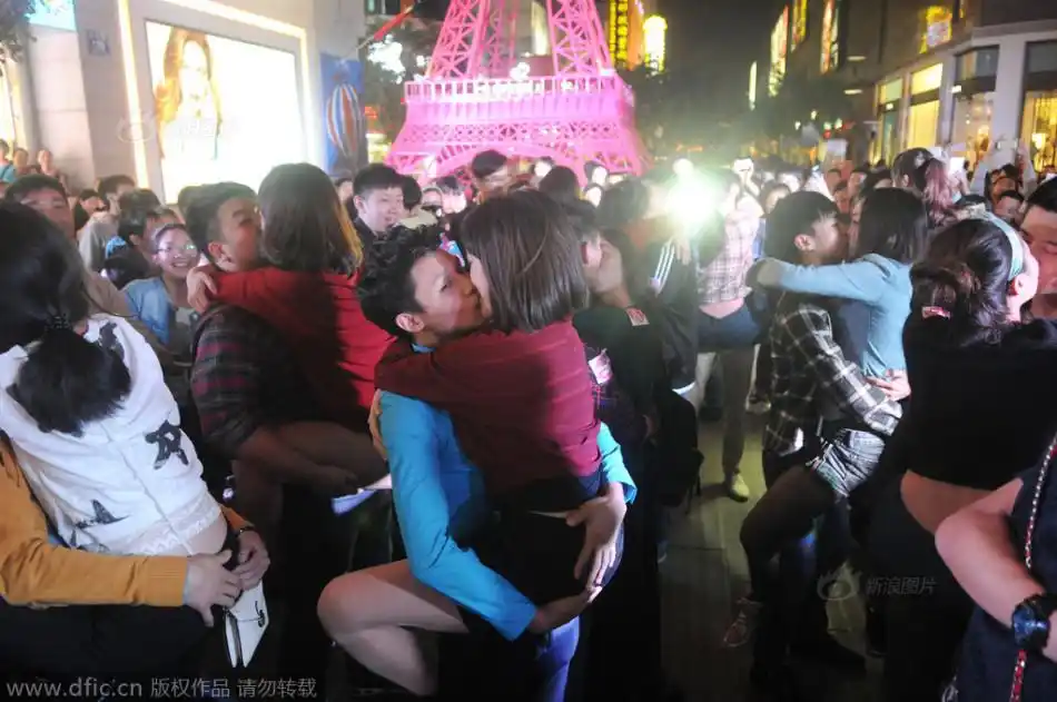 男女街头接吻挑战 长吻52分钟拼下iphone6