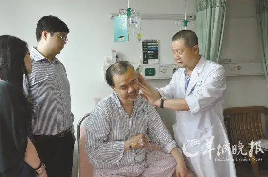 郑亿庆教授在病房给吴镇明查看手术伤口恢复情况