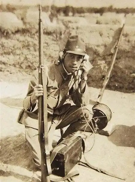 日本鬼子老照片:艺人给鬼子表演杂技,图6被俘女护士面如死灰!