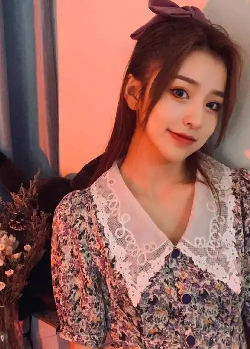 刘思瑶不愧是"最美网红"!时尚衫清晰可见,这谁不可以?_形象_服装_身材