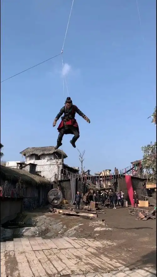 著名影视小鲜肉吊威亚