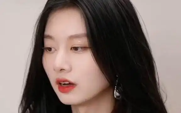 有喉结的女生不是又美又酷吗