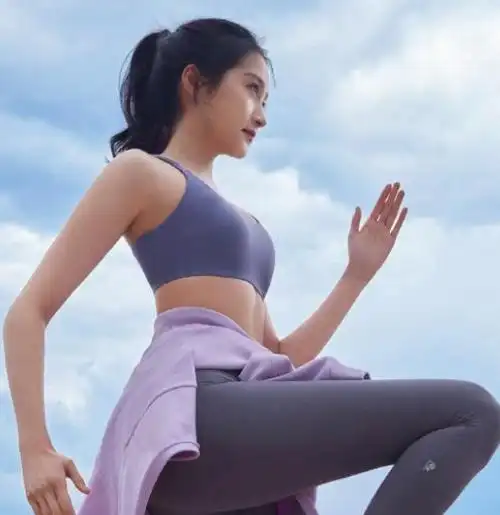 关晓彤海边跑步活力十足 穿运动内衣勾勒身材