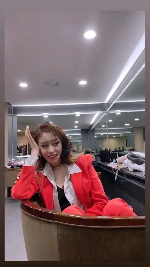 朴智妍性感湿发烟熏ins自拍图