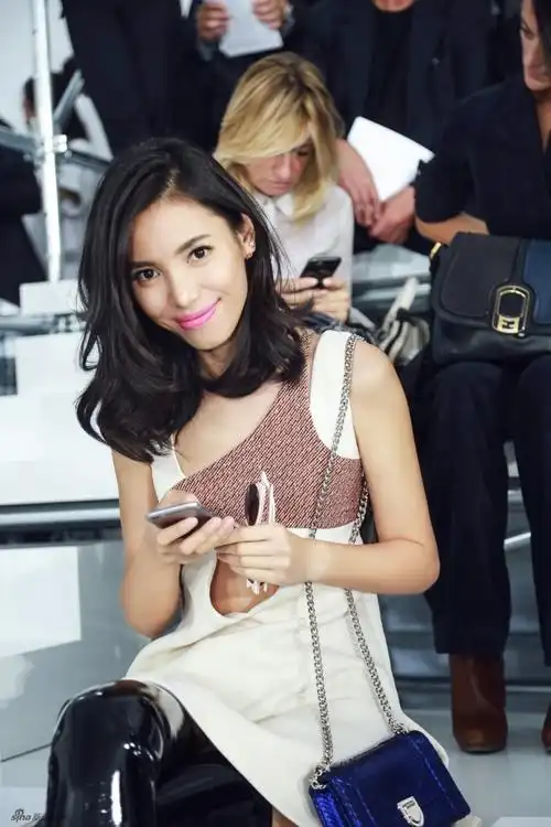 组图时尚主播linda亮相巴黎时装周酷劲十足