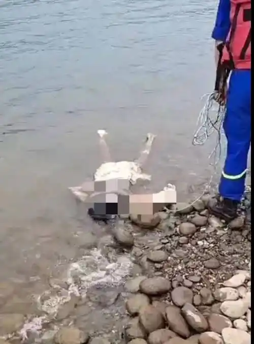 后来钓鱼者们报了警,警方和打捞队员随即赶到,将女子的尸体捞上了岸.