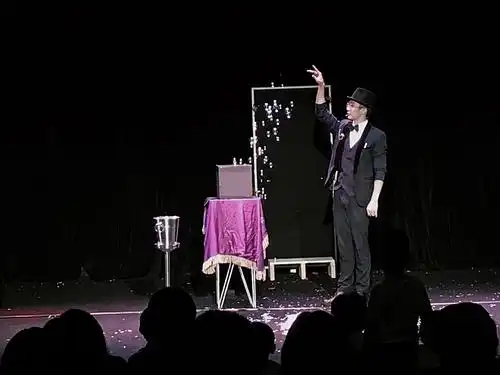 魔术喜剧秀《魔逗show!》迎新特惠专场 带领孩子走进魔幻的世界.