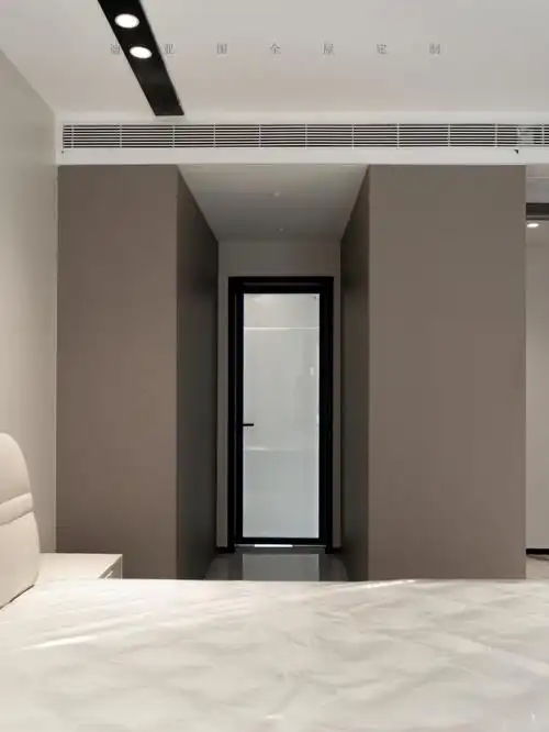 2)】通往卫生间的过道两侧做衣柜,通风好;一门到顶设计,整体统一色调