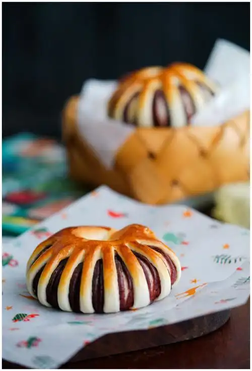 花样面包的做法 准备好所有材料备用先液体再粉类倒入面包机按和面健