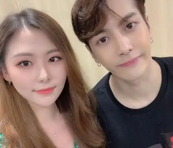 王嘉尔签售会曝光和女粉丝手牵手双手紧紧搂抱网友不藏了