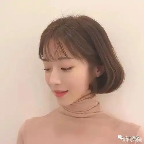 宋慧乔一改以往的温柔长发形象,而是大胆地剪了干净利落的齐耳短发