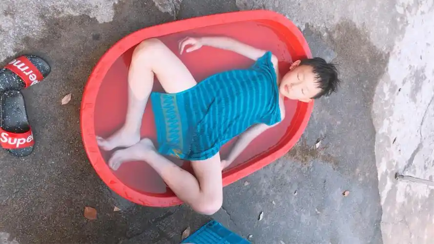 妈妈说让我感受一下她们小时候的洗澡方式,真的很舒服虽然不太雅观