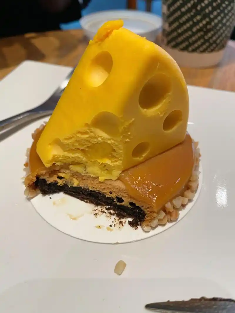 星巴克芝士咸蛋黄蛋糕,配上最爱的红茶拿铁,静下来