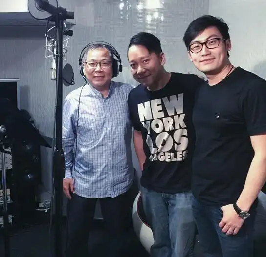 (张明敏,温应鸿,张颂华于录音棚合照)日前,张明敏及其儿子张颂华共同