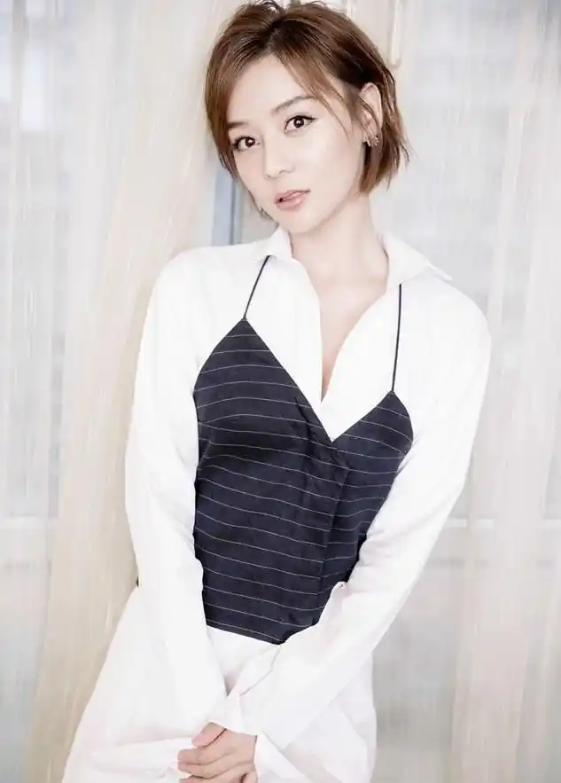 内地艺人袁姗姗内衣外穿惊艳前卫写真