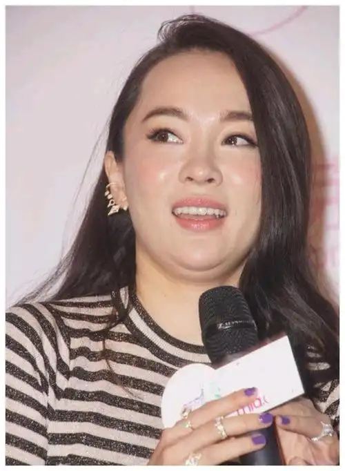 42岁霍思燕放飞自我,穿拖鞋,腿粗壮,背29元包包豪爽走路