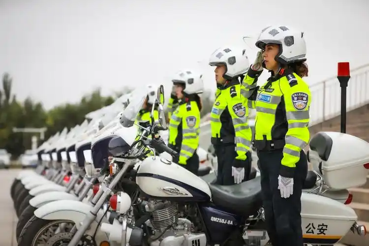 三师图木舒克市城区公安局交警大队女子骑警中队.