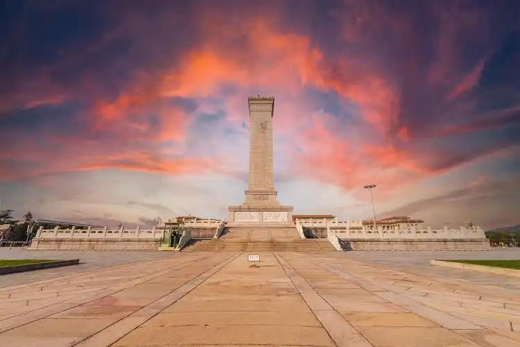 人民英雄纪念碑向先辈们致敬