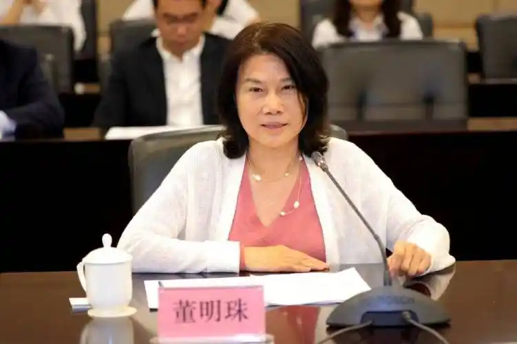 在担任格力电器董事长的同时,董明珠也曾担任过4年的格力集团董事长.