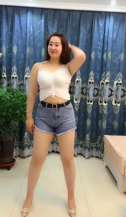 身材微胖的辣妈,热裤搭配吊带衣,女人味十足