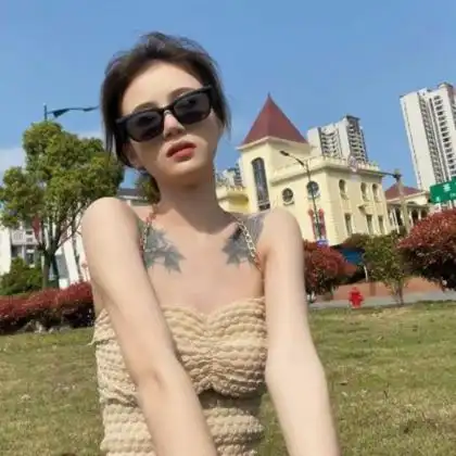 清凉纹身女戴眼镜头像图片