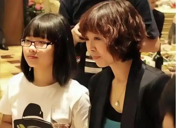 刀郎的老婆是谁(刀郎的妻子朱梅:选择一穷二白的刀郎,甘愿做他背后的