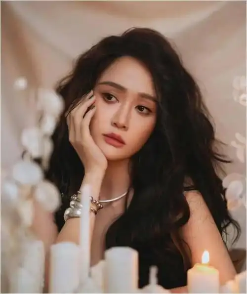 陈乔恩早年被雪藏如今嫁小9岁富豪老公44岁状态仍似少女