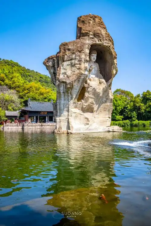这是位于浙江省绍兴市的柯岩风景区内的一处开凿于隋唐时期的石刻造像