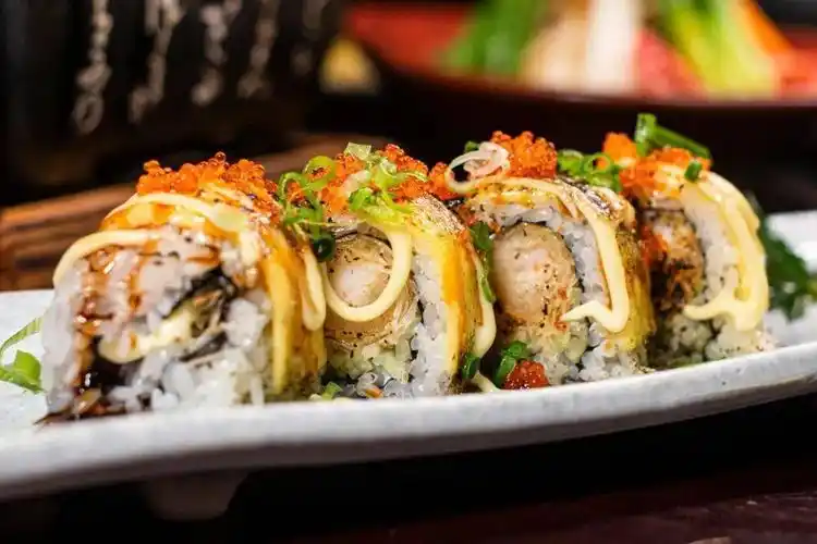 除了炸虾还有蟹柳,肉松,鱼籽.丰富的配料. 一定要趁热吃的鳗鱼厚蛋烧!