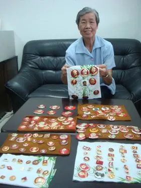 老党员历经40年收藏逾百枚毛主席像章