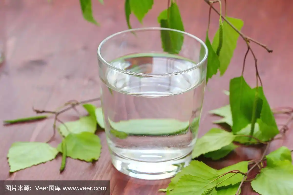 一杯纯净水,以自然为背景