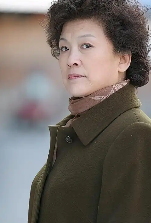 原创老戏骨宋春丽,终生未生育,却在61岁当奶奶的年龄当了母亲