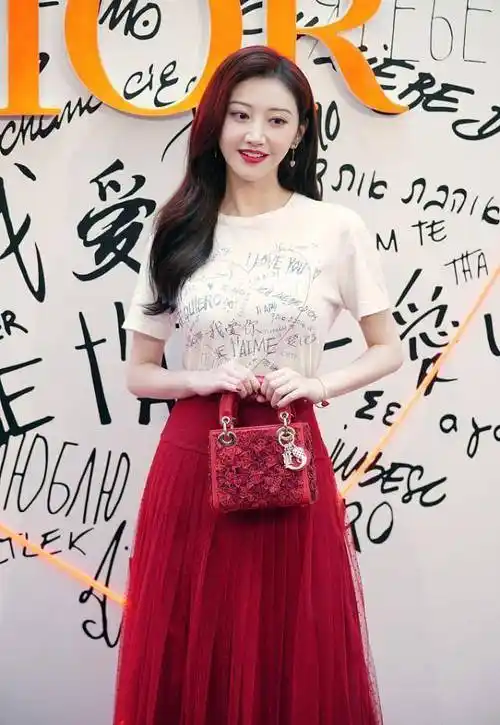 景甜的好身材真是"包不住",虽然穿点不露,但3d感觉挺明显_红色_气质