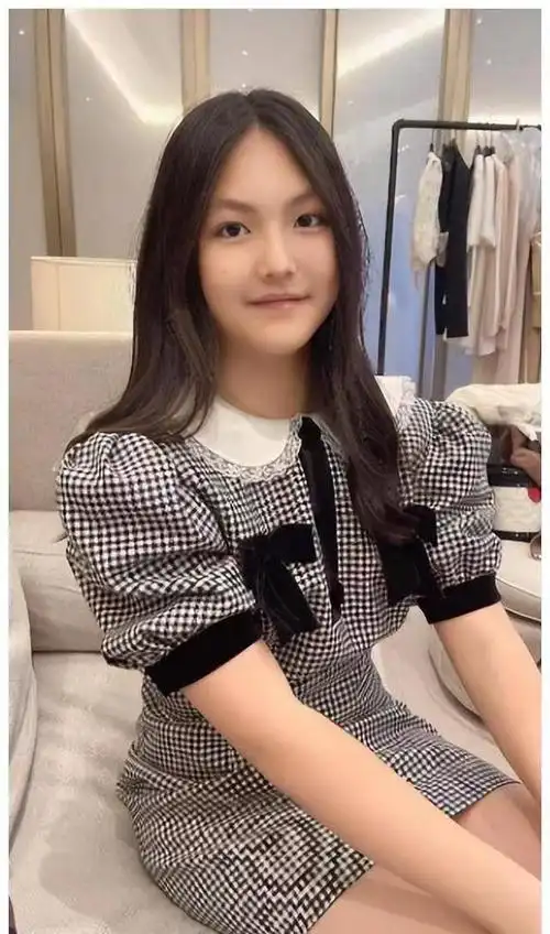 王诗龄晒学校出游照穿校服与同学搞怪自怕暴露好人缘