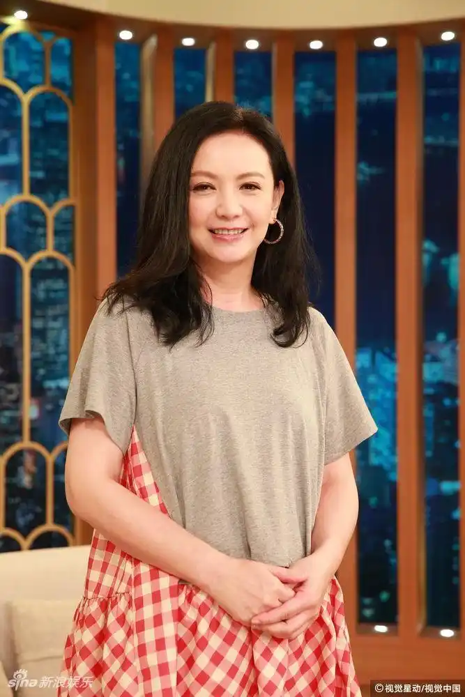 组图:52岁曾华倩近照曝光气色好 少女风格短裙大秀美腿_高清图集_新浪