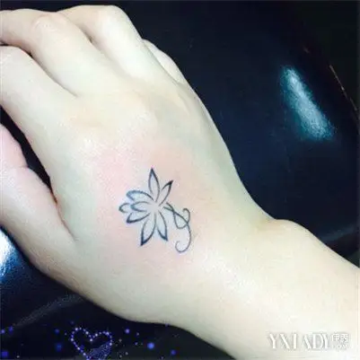 女生手部纹身尽显性感 黑白小纹身图案独特又清新
