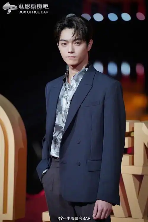 许凯亮相横店文荣奖红毯,票吧独家生图……|许凯|横店_新浪新闻