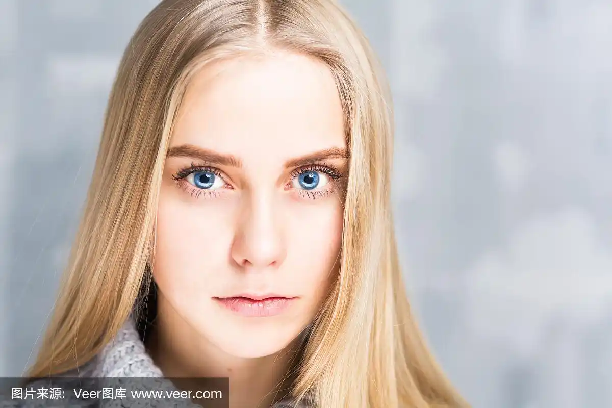 性感的白人年轻女人的肖像与美丽的蓝眼睛