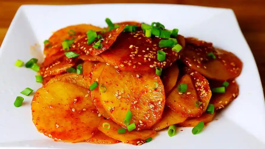 土豆不要直接炒着吃,试试这个方法,比红烧肉还香,上桌就抢光